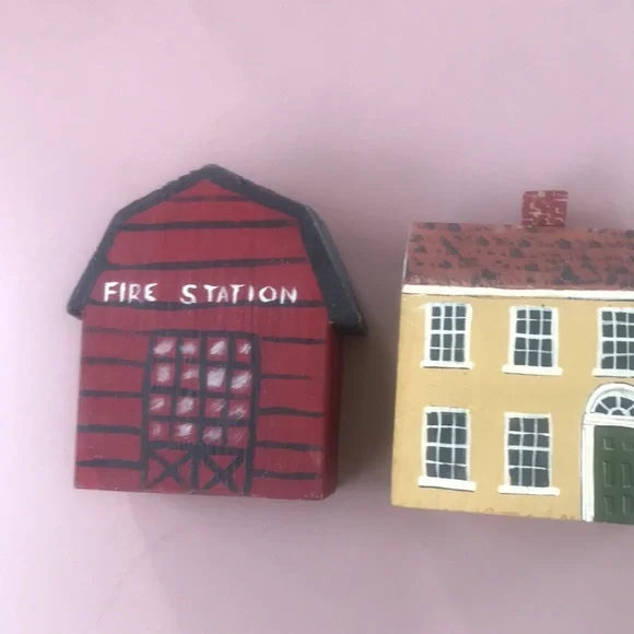 Wooden Houses- 7- 4 smaller ones, 3 larger ones - Picture 4 of 6